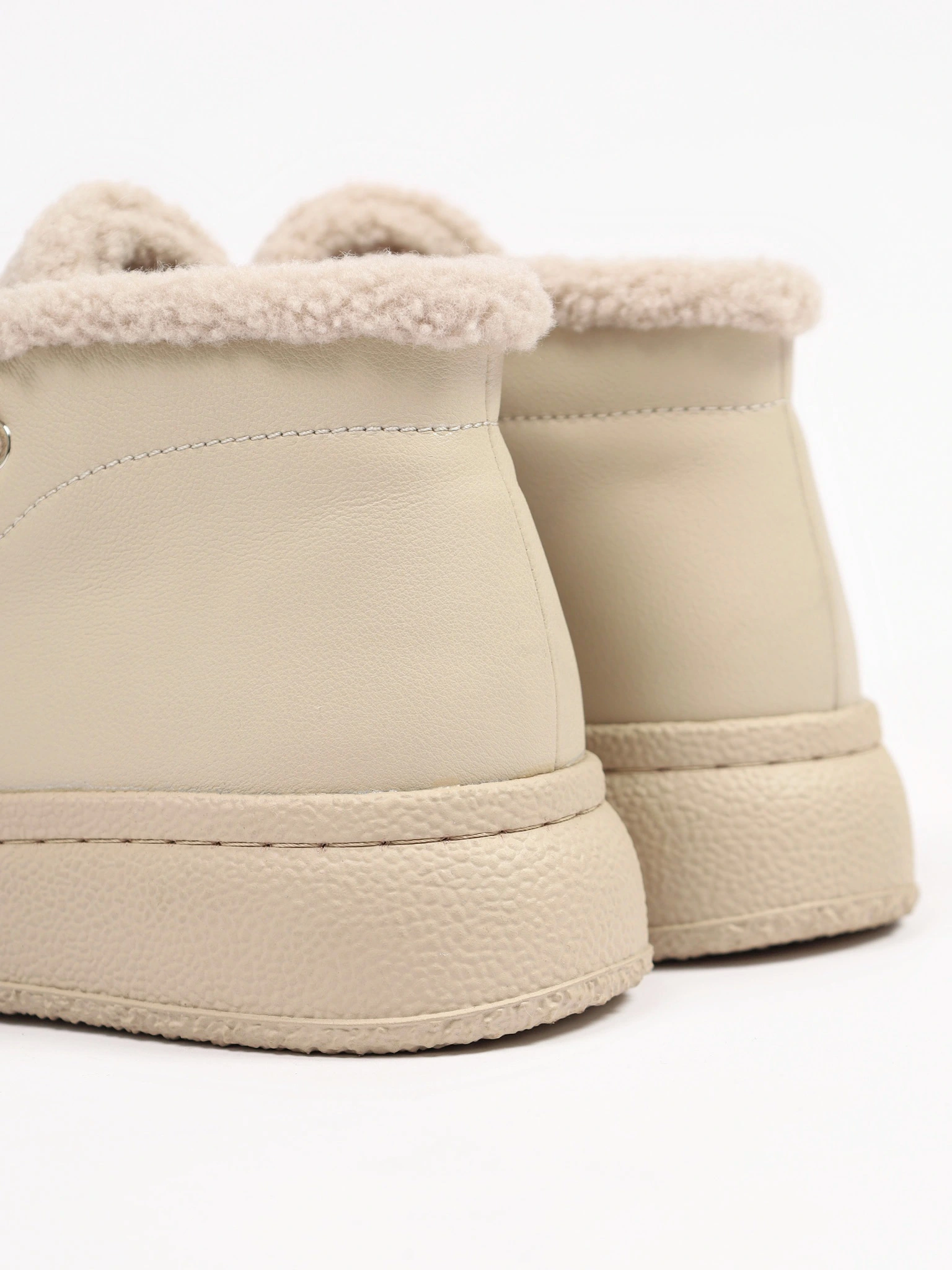 Ботинки комбинированные бежевого цвета на средней платформе